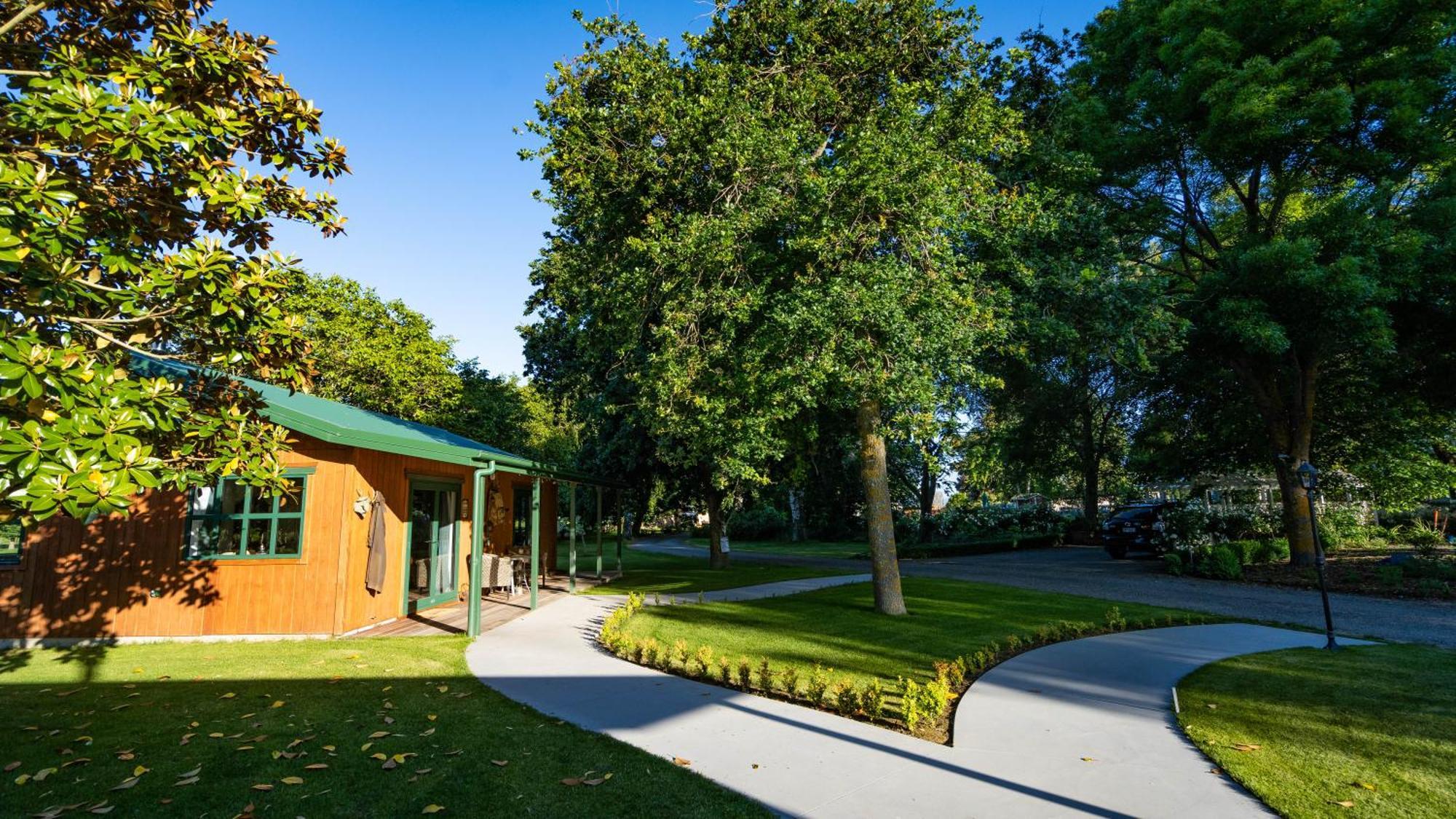 The Jolly Poacher Retreat Blenheim Exterior photo