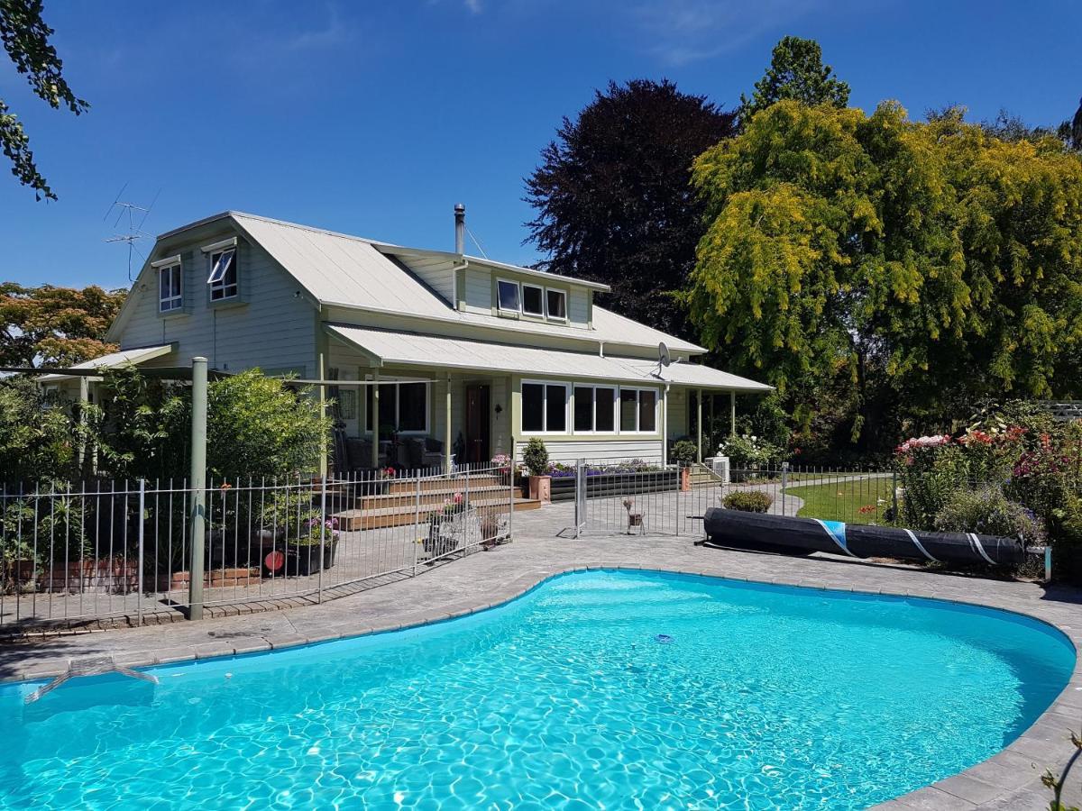 The Jolly Poacher Retreat Blenheim Exterior photo
